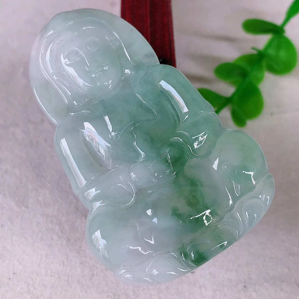 自然光实拍，大件冰飘花观音吊坠，赐福翡翠观音，翠绿迷人，观音面相端庄，佩戴时尚出众！#46.5