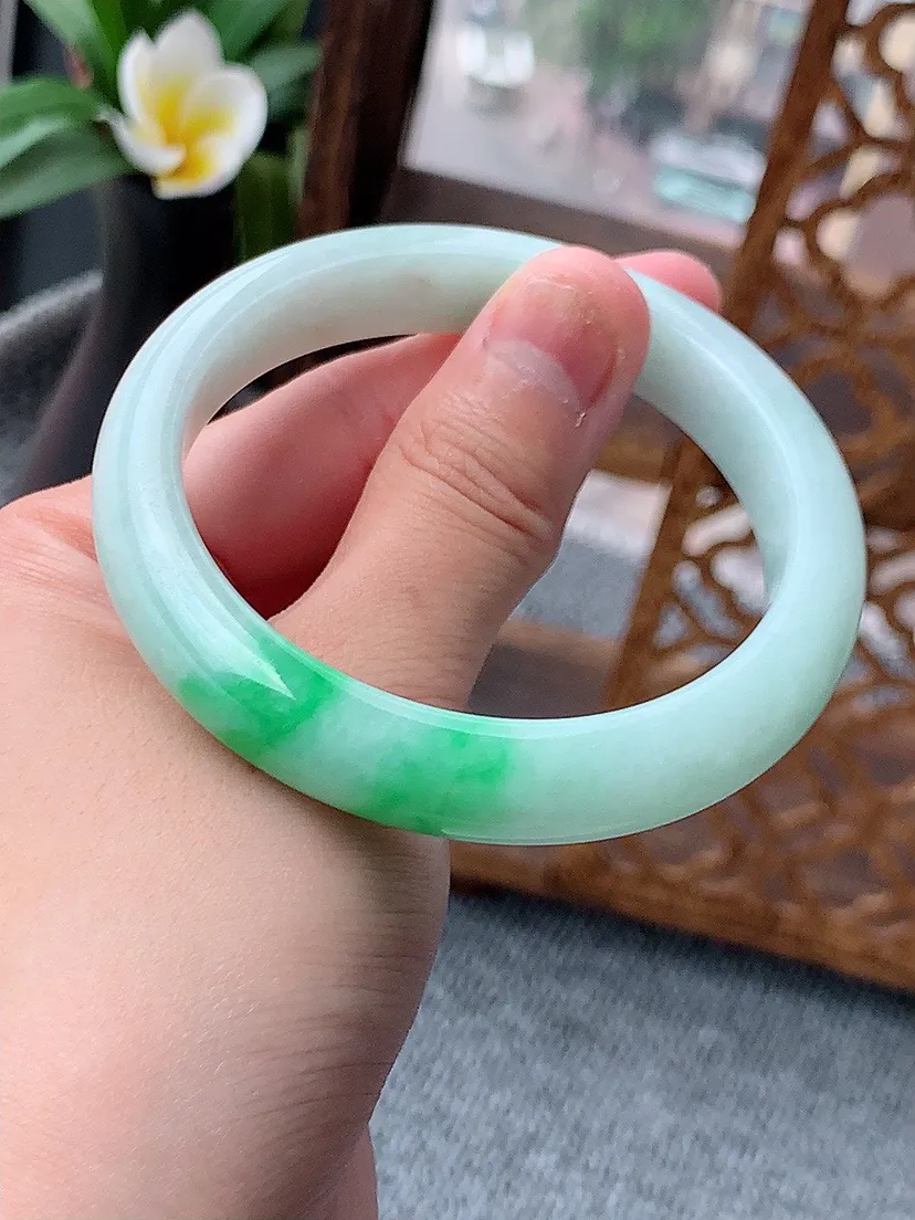 a货翡翠老坑飘绿正装正圈手镯55-56圈口  尺寸55×10.6×8.3mm 重量48.87g 06