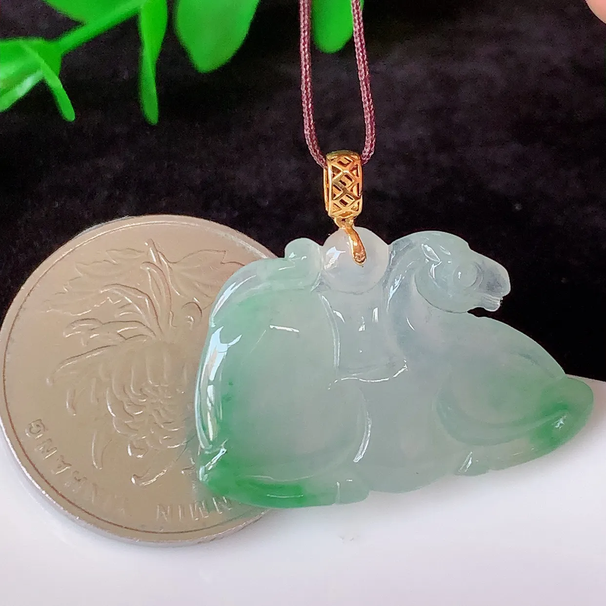 18k金镶嵌冰种飘花生肖马翡翠吊坠，沁人心脾，精致典雅的设计，为佩戴者，增添色彩，送礼自留都是佳品选择！#1.5