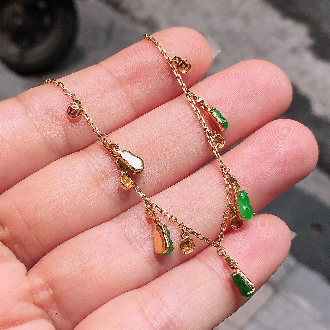 阳绿葫芦手链，色泽均匀艳丽，玉质细腻，荧光感超
强，饱满圆润，气质满满。18k
金豪华镶嵌