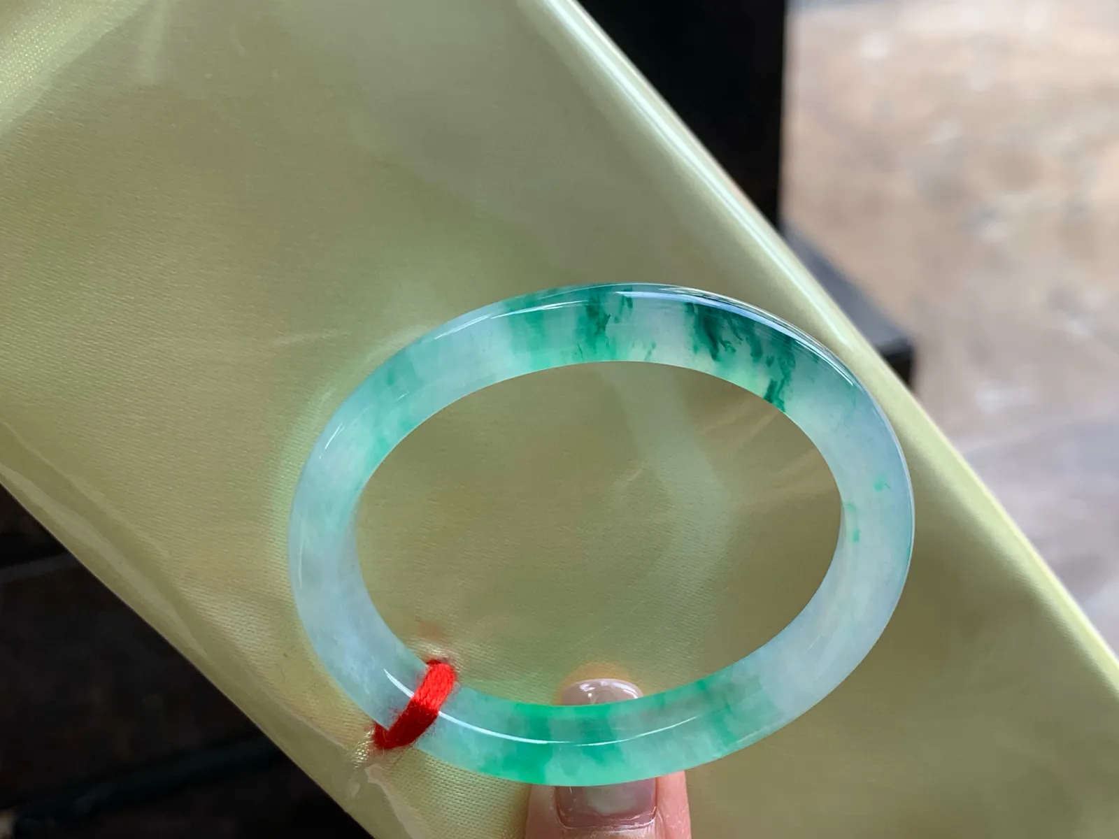 冰种阳绿贵妃镯
种老53/8.2/7.3mm