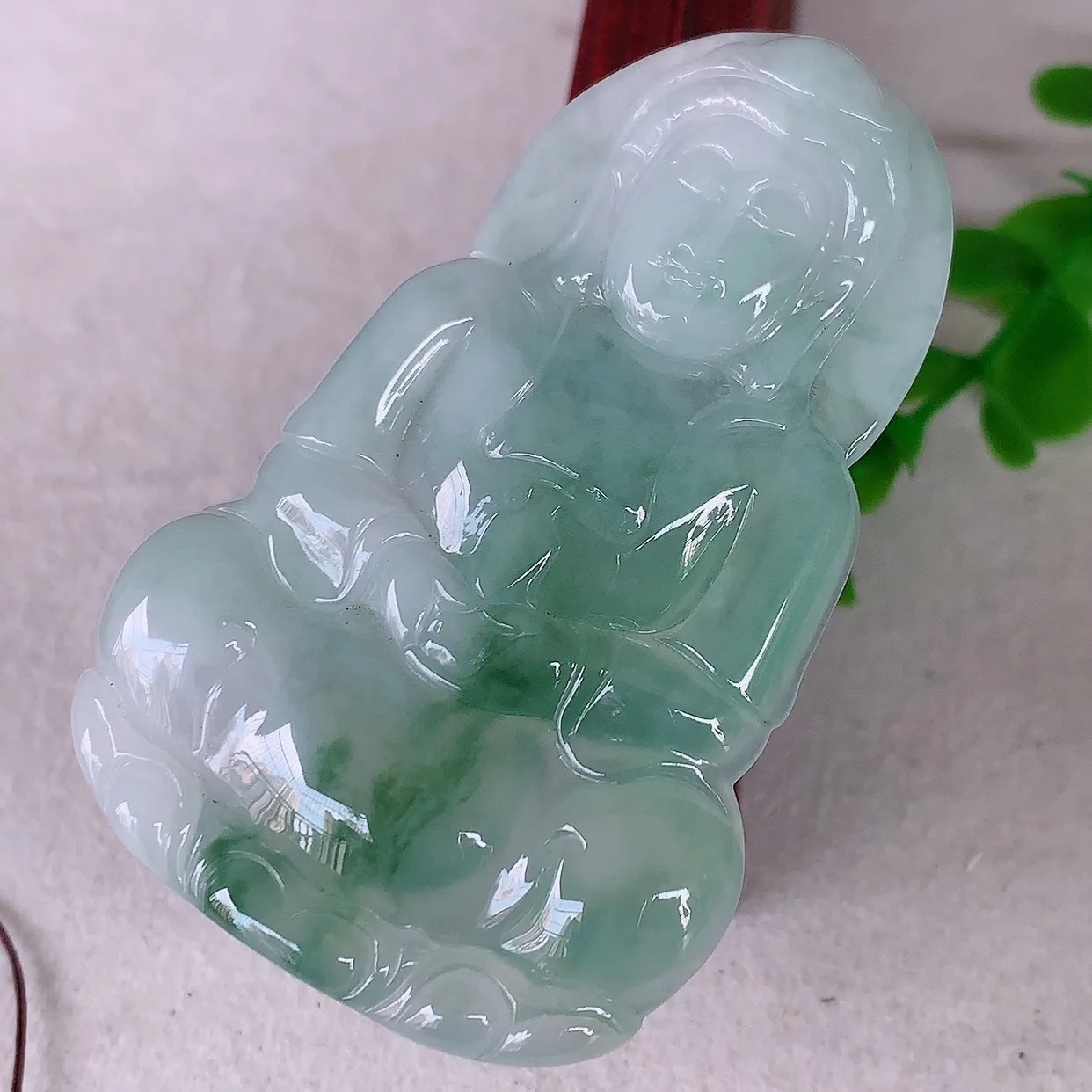 自然光实拍，大件冰飘花观音吊坠，赐福翡翠观音，翠绿迷人，观音面相端庄，佩戴时尚出众！#46.5