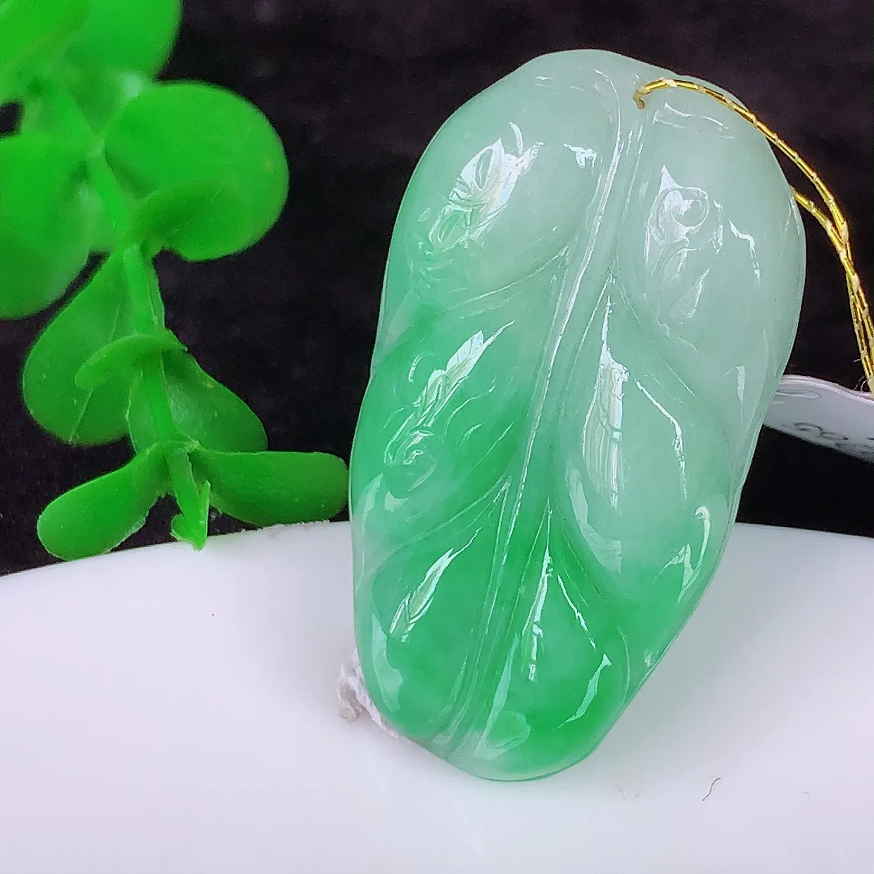 自然光实拍，冰胶飘绿叶子翡翠吊坠 ，种水足，色泽清新，工艺精湛，叶子寓意美好；金枝玉叶，事业有成。#35.5