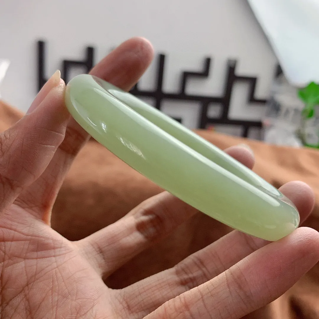 和田玉57圈口湖水绿圆条手镯，圈口57宽度11.5品质好，料子好