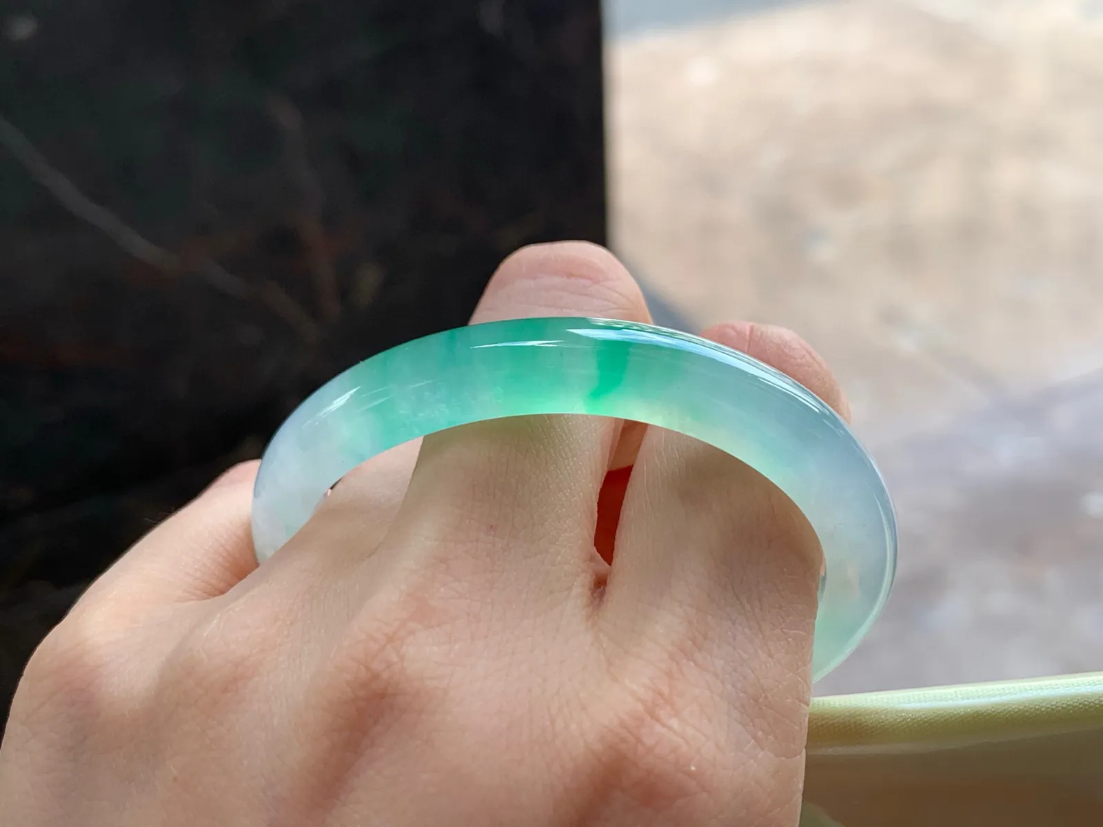 冰种阳绿贵妃镯
种老53/8.2/7.3mm
