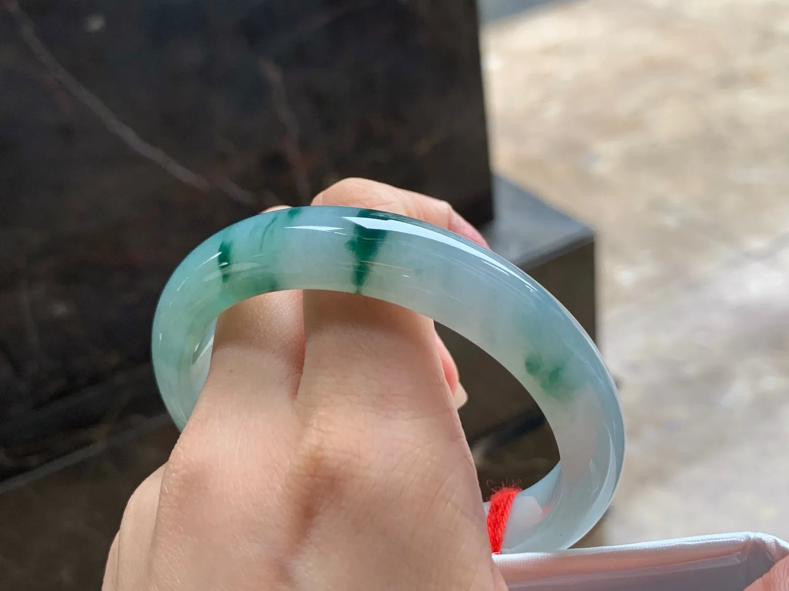 飘花大圈手镯
水润60/12.8/8.8mm