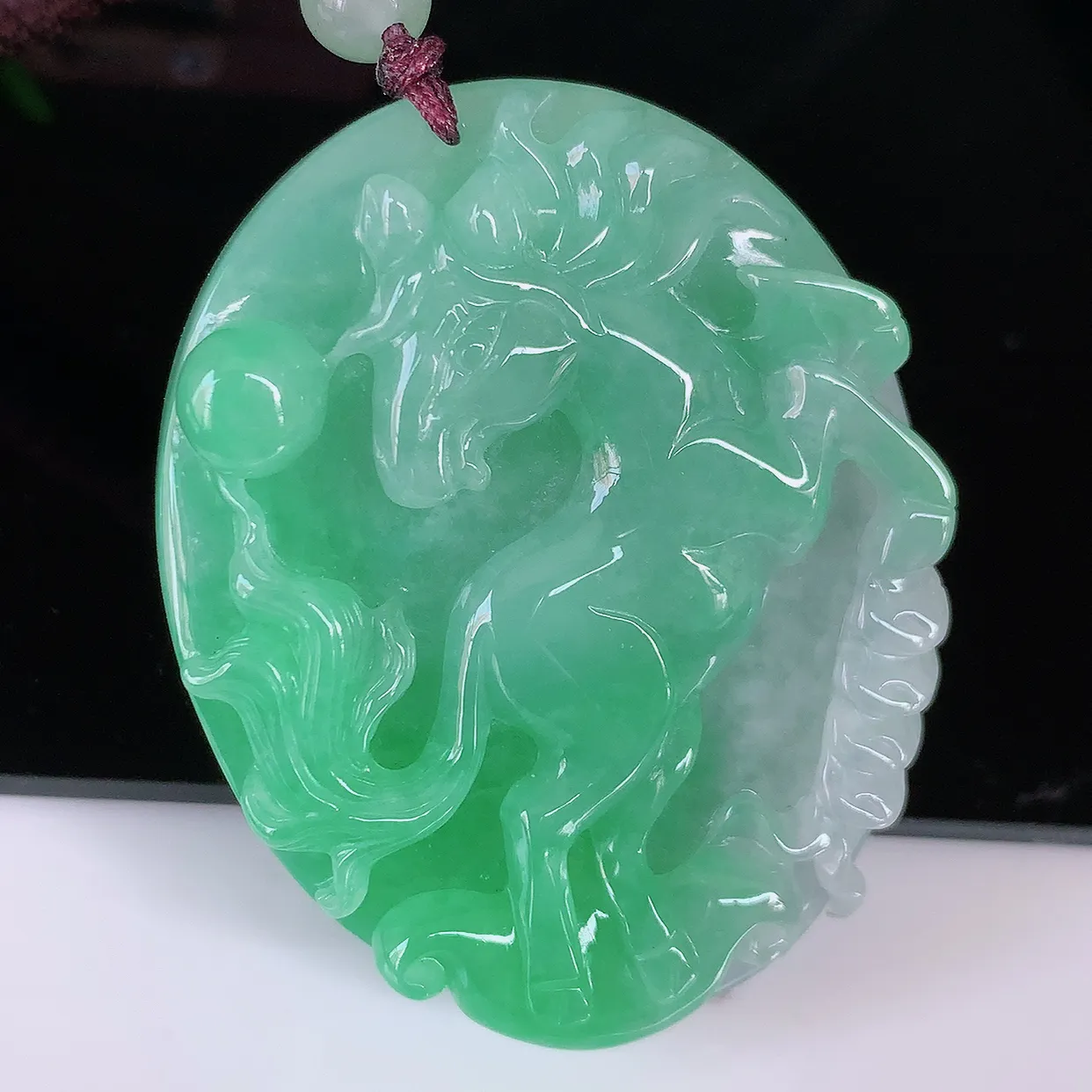 自然光实拍，冰润满绿翡翠生肖马上有钱吊坠，种老水足，雕工精湛 ，寓意美好，佩戴时尚出众！#46.5