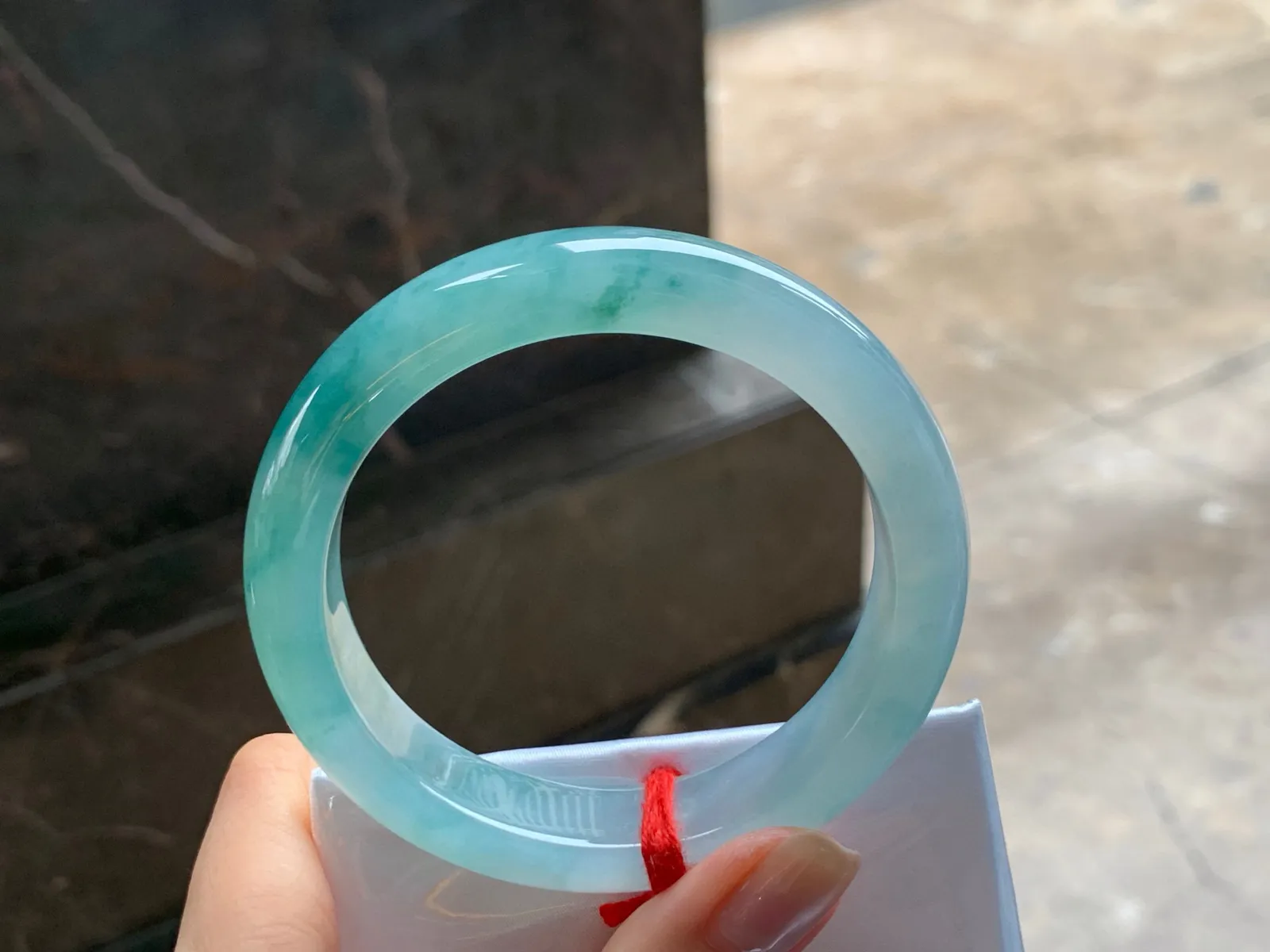 冰晴底飘花手镯
水润55/13/8.7mm
