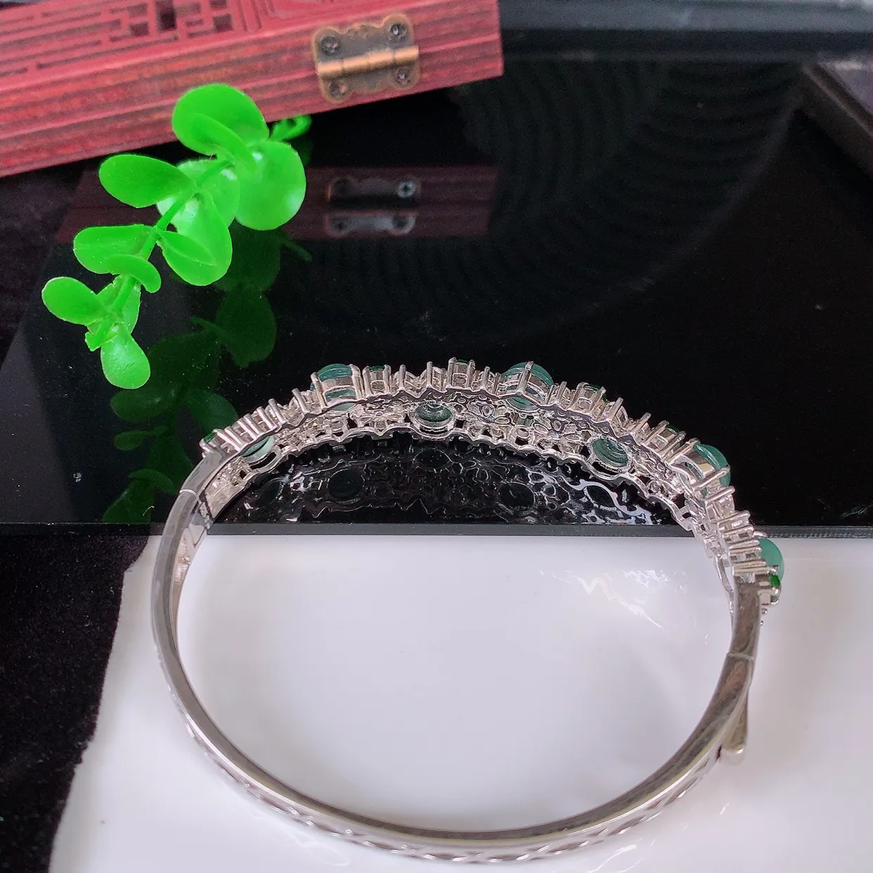 57圈口，冰透翡翠925银镶嵌手镯，自然光实拍，翠色灵动，颜色漂亮，种老水足，品相佳，佩戴佳品！#97.5整体57*51*11*6.5裸石5.8*5.8