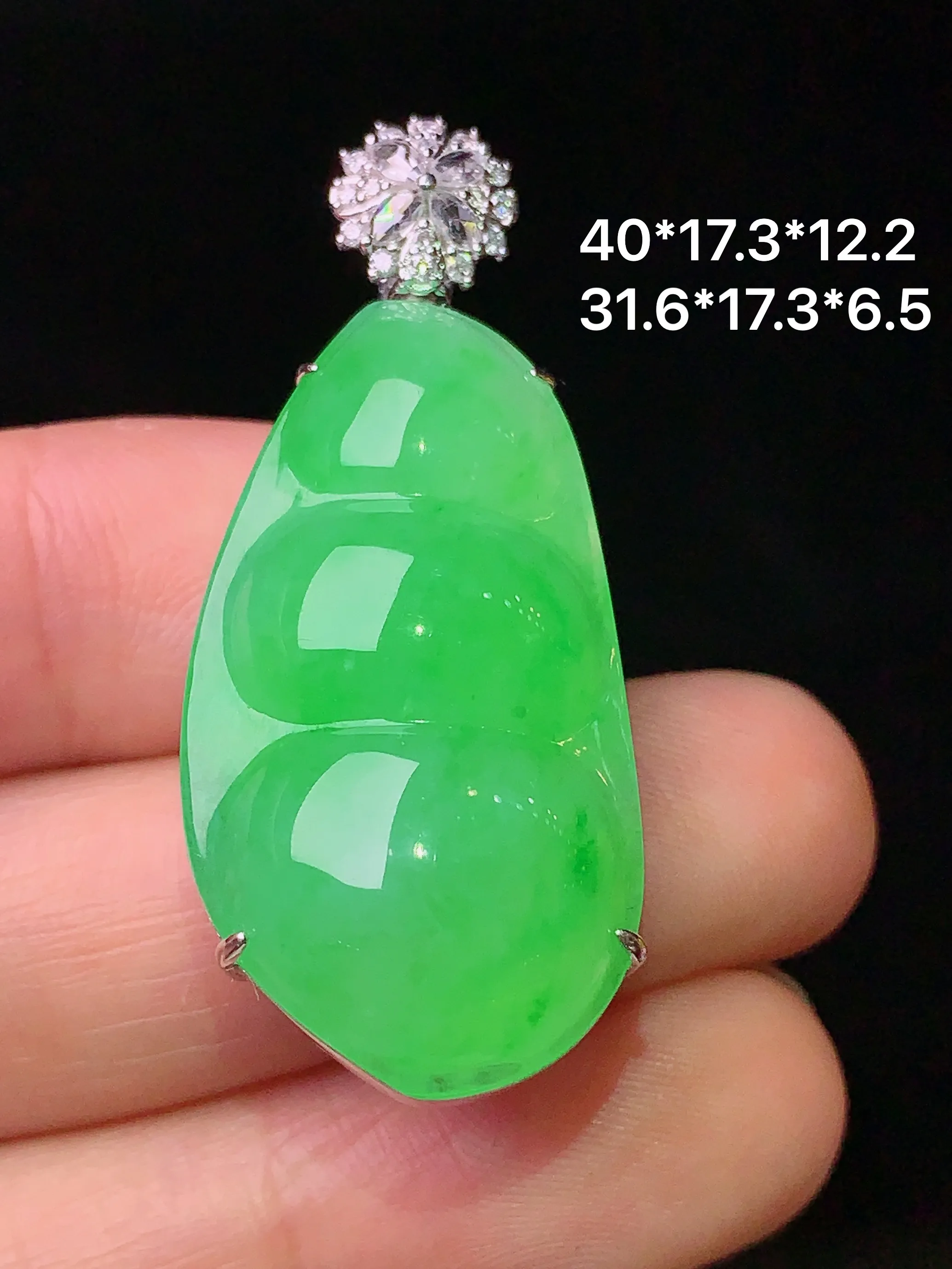 18k金钻镶嵌翠绿四季豆吊坠 玉质细腻 色泽艳丽 整体尺寸40*17.3*12.2