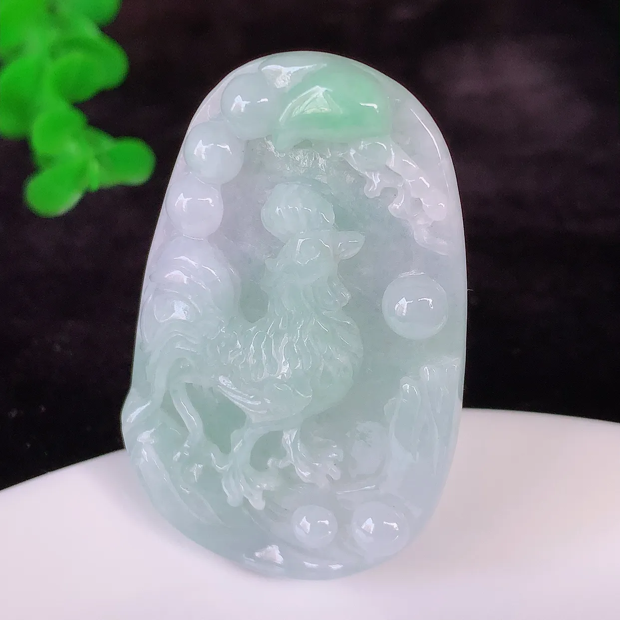 自然光实拍，冰润飘绿生肖鸡翡翠吊坠，种老水足，雕工精湛 ，寓意美好，佩戴时尚出众！#57.5