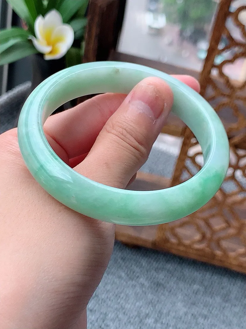 a货翡翠老坑飘绿正装正圈手镯56-57圈口  尺寸56.5×11.8×7.3mm 重量50.30g 0622