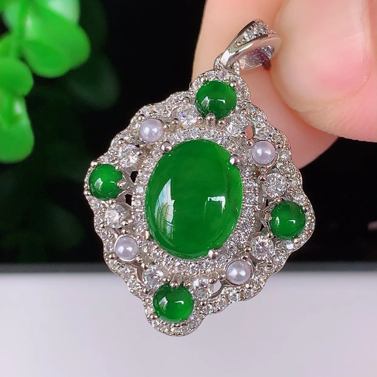 冰透满绿翡翠925银镶嵌挂件，自然光实拍，翠色灵动，颜色漂亮，种老水足，品相佳，佩戴佳品！#97.5整体29*20*8.8裸石9.6*7.6