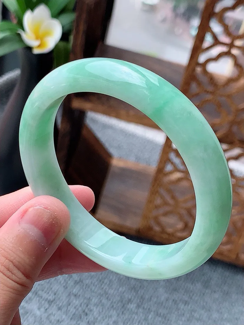 a货翡翠老坑飘绿正装正圈手镯56-57圈口  尺寸56.5×11.8×7.3mm 重量50.30g 