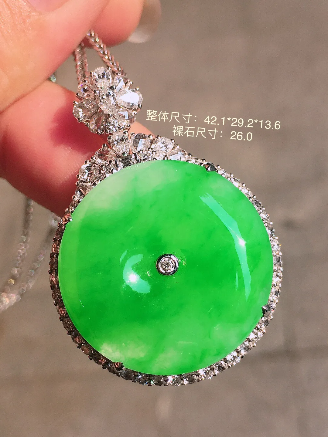 阳绿平安扣吊坠，色泽均匀艳丽，玉质细腻，荧光感超
强，饱满圆润，气质满满。18k
金豪华镶嵌