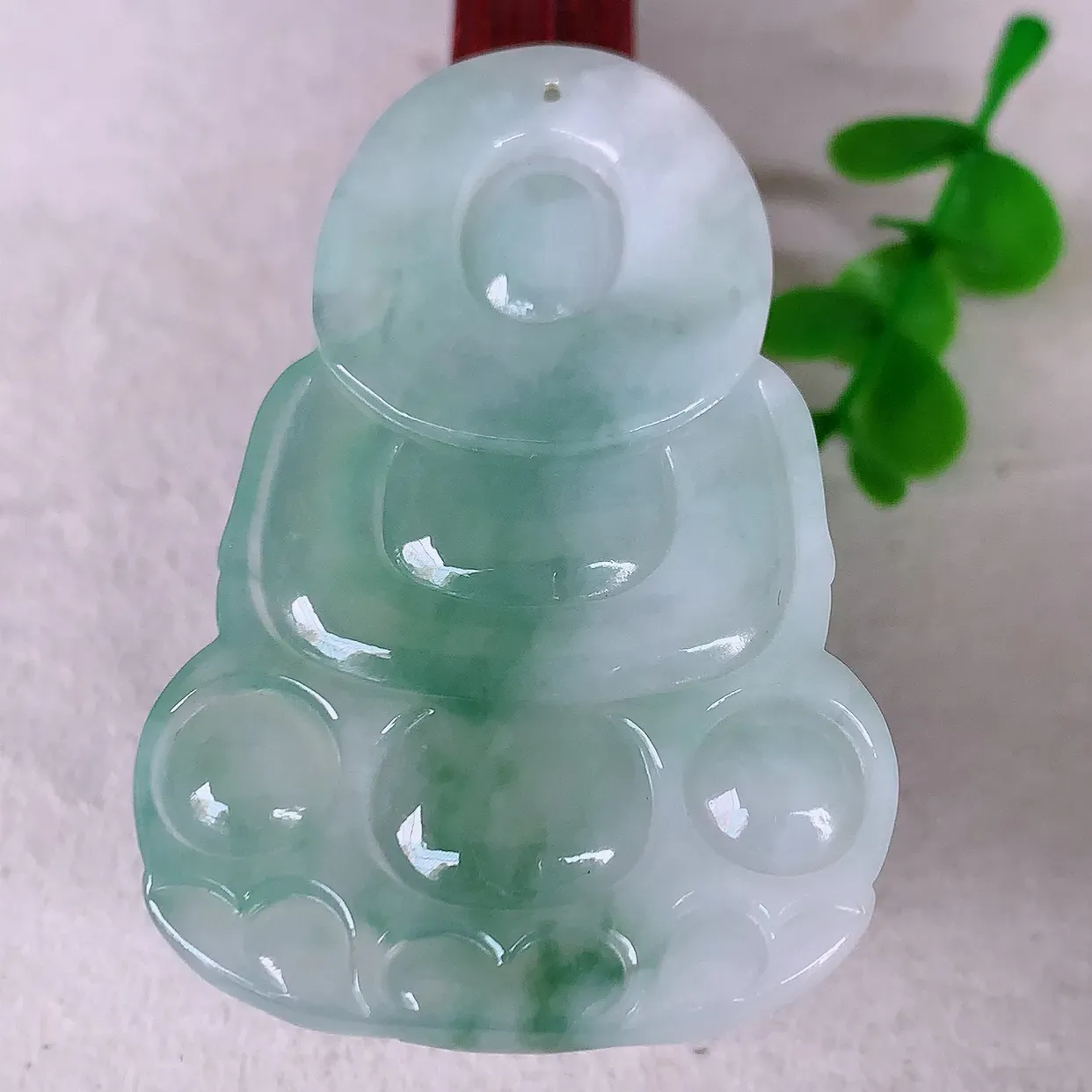 自然光实拍，大件冰飘花观音吊坠，赐福翡翠观音，翠绿迷人，观音面相端庄，佩戴时尚出众！#46.5