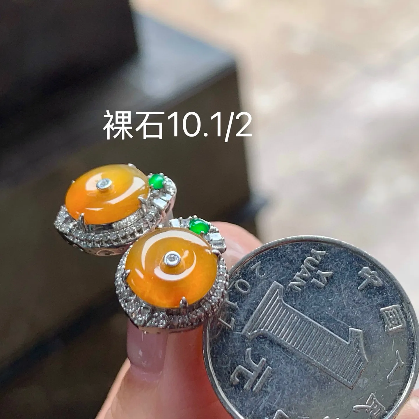 冰黄平安扣耳钉
真金镶嵌 精致