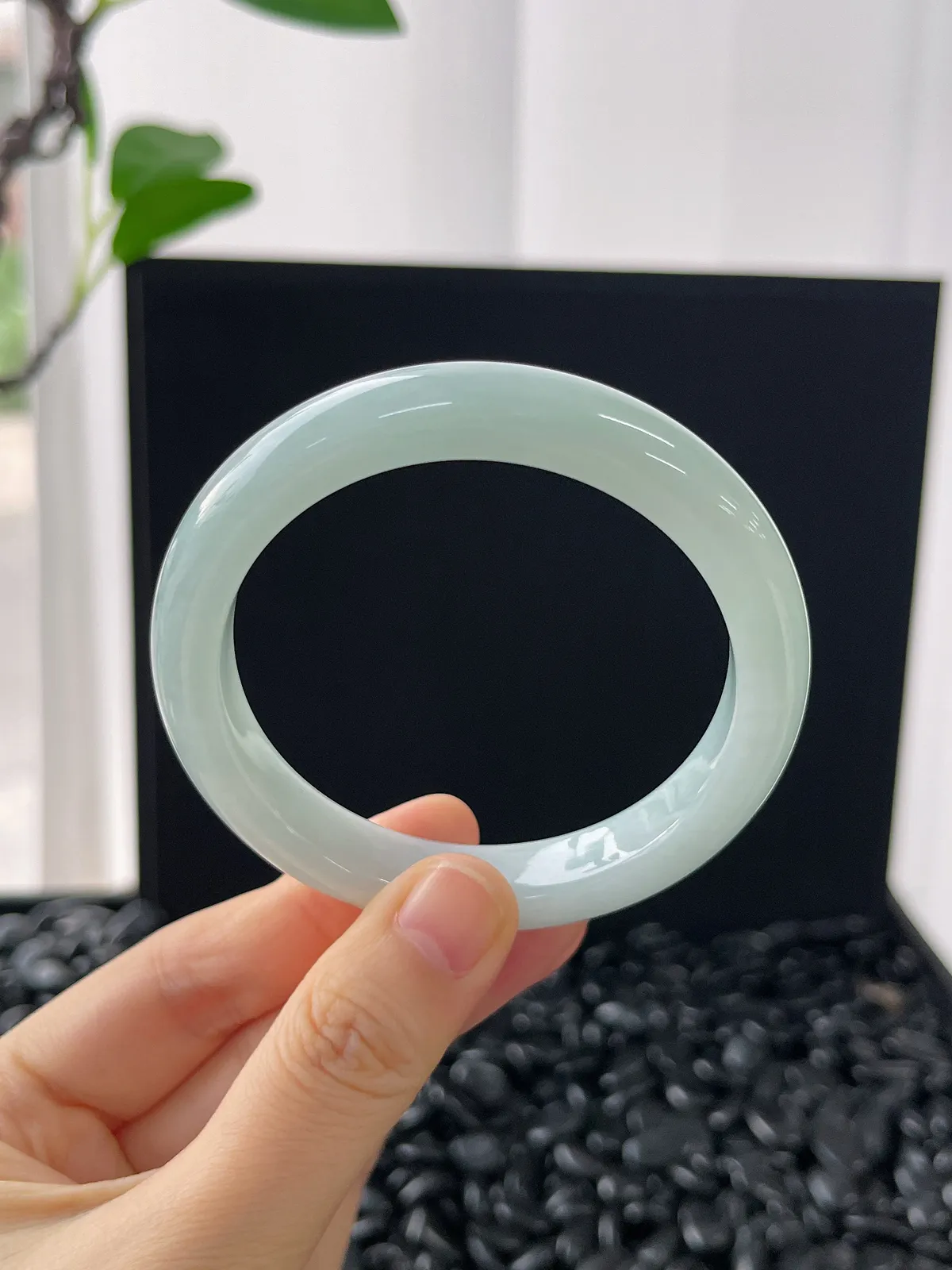 翡翠糯化种淡绿洒金手镯，带镯心，底子细腻
