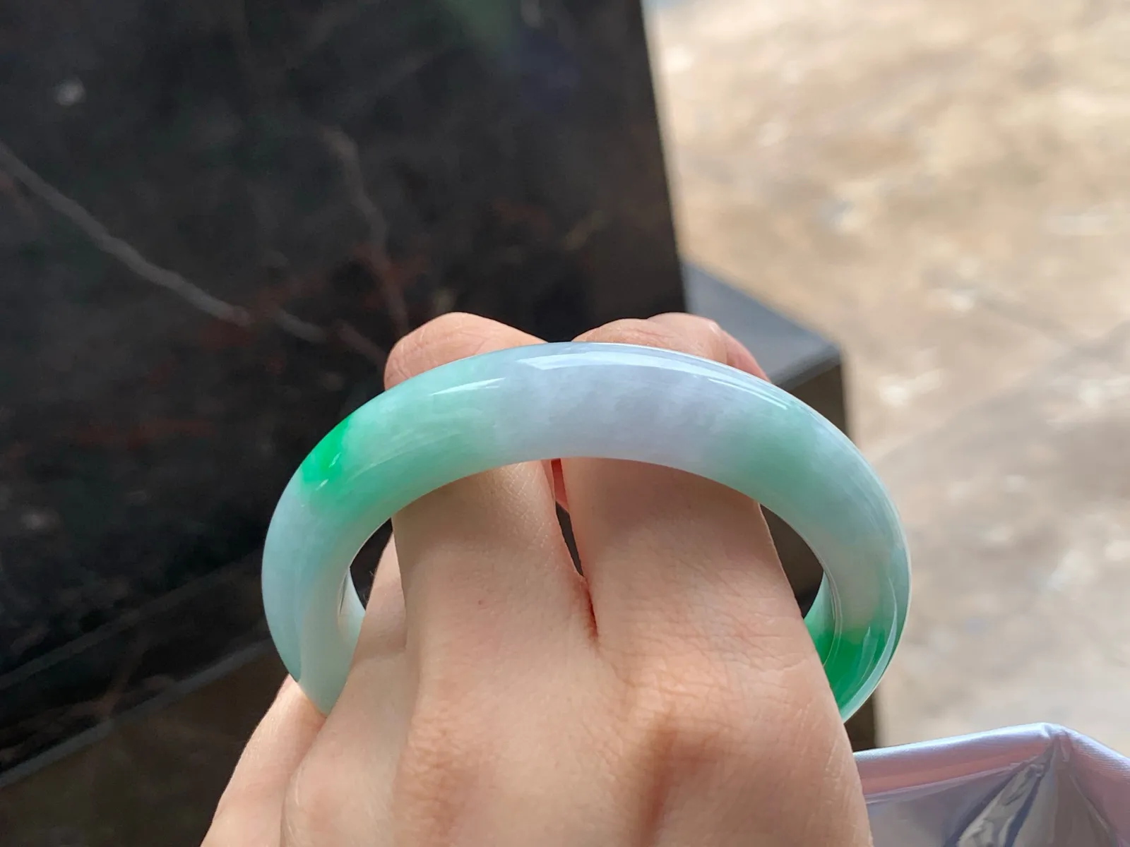 阳绿手镯
颜色漂亮 54.6/12.4/8.9mm