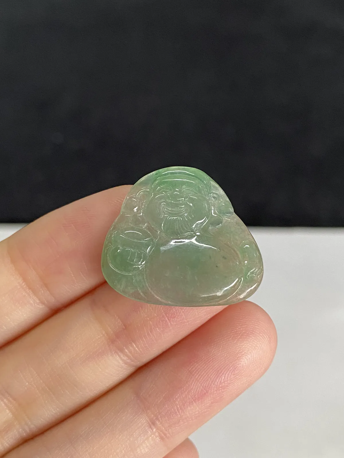 翡翠浅绿色吊坠