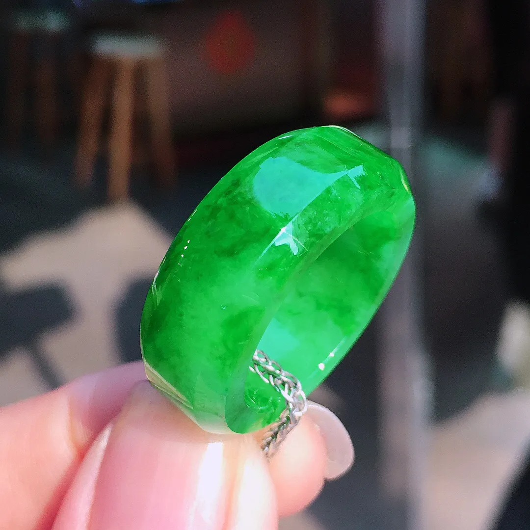 阳绿指环，色泽均匀艳丽，玉质细腻，荧光感超
强，饱满圆润，气质满满。