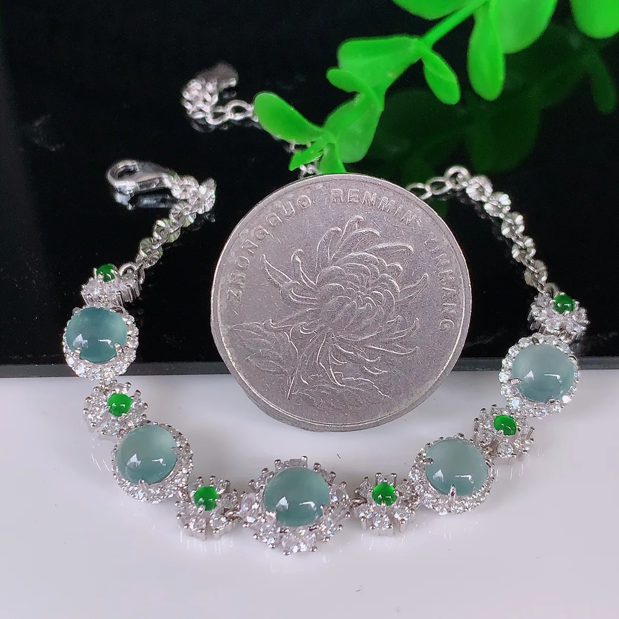 冰透翡翠925银镶嵌手链，自然光实拍，翠色灵动，颜色漂亮，种老水足，品相佳，佩戴佳品！#97.5整体8.2*7.2*5.2裸石5.5*5.5