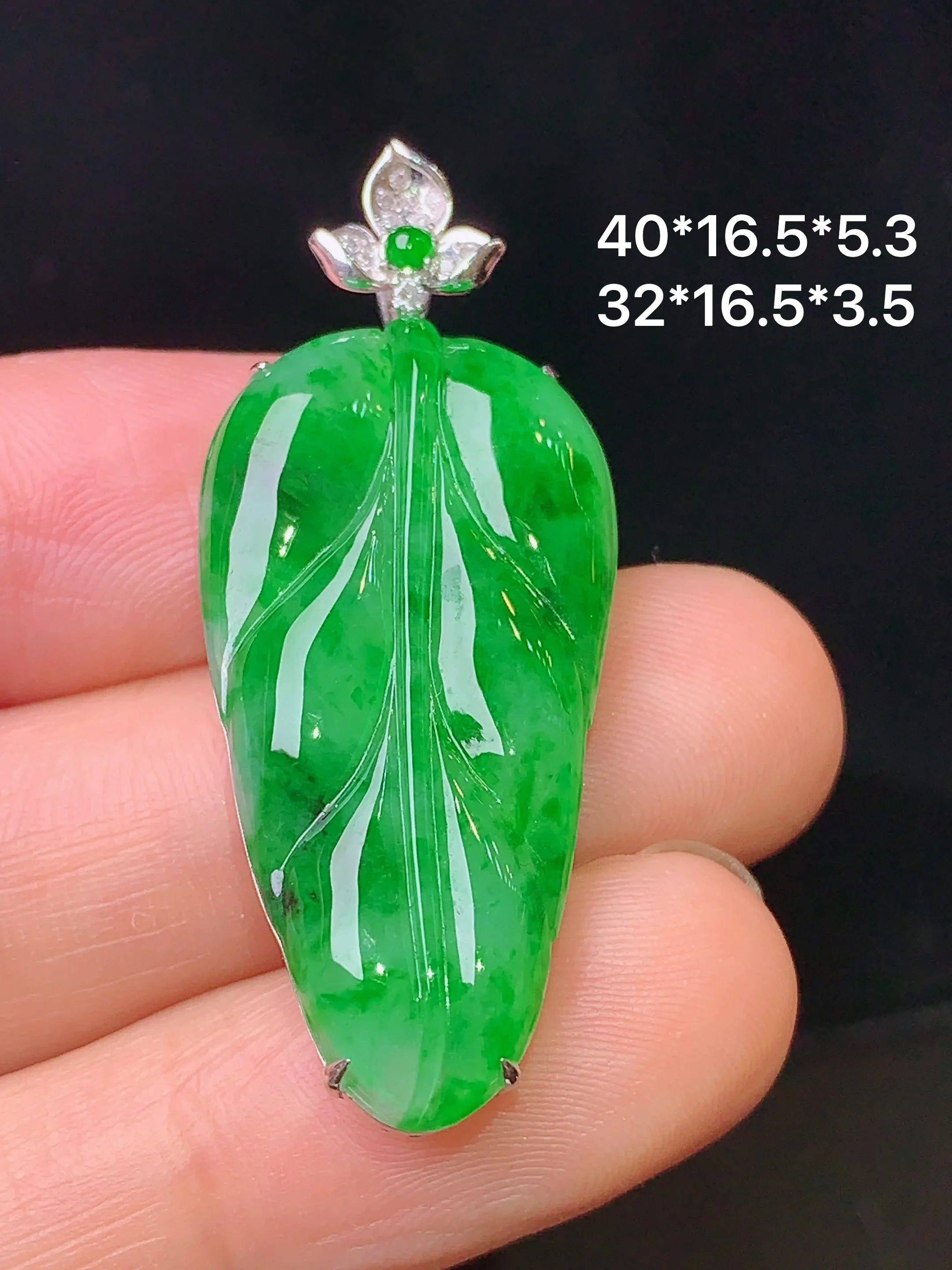 18k金钻镶嵌翠绿树叶吊坠 玉质细腻 色泽艳丽 整体尺寸40*16.5*5.3
