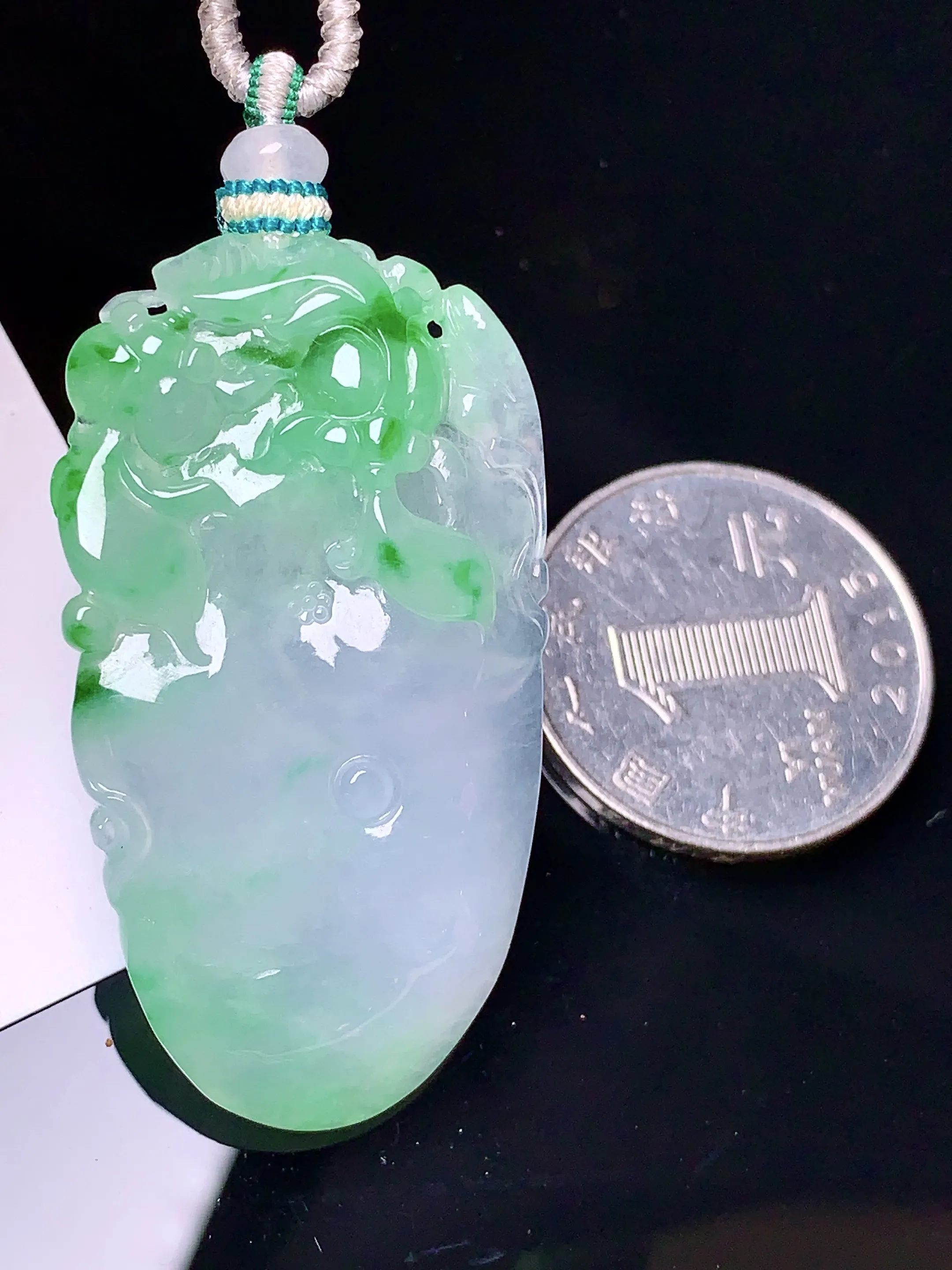 飘绿荷花吊坠 玉质细腻 色泽艳丽 整体尺寸45.8*25.6*7.7