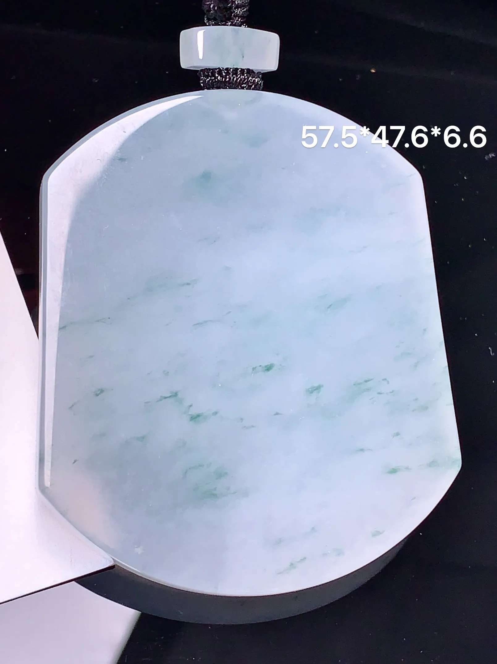 飘绿无事牌吊坠 玉质细腻 色泽艳丽 整体尺寸57.5*47.6*6.6