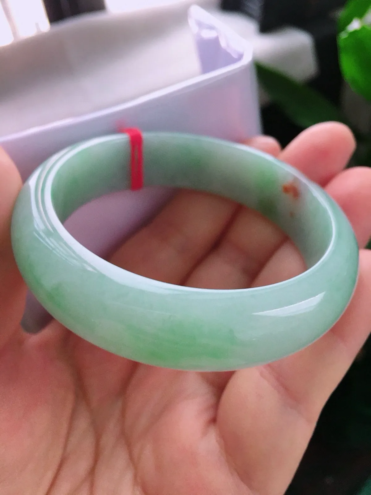 圈口58.5，正圈手镯，绿底，玉质冰润，宽版，尺寸58.5-16.6-7.8mm
