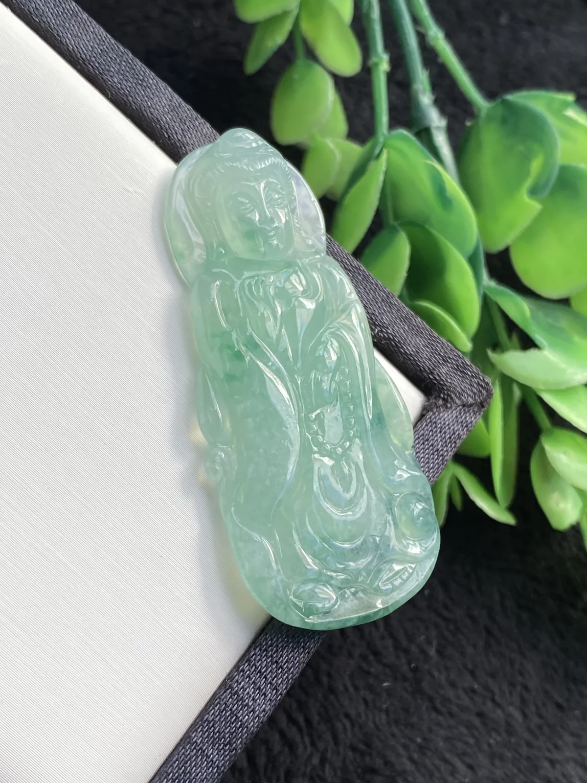 推荐【晴水飘绿观音】小棉无纹裂，晴绿底色，飘绿，水润冰透，种水佳，53.5*24.2*6.6 毫米，超值～～