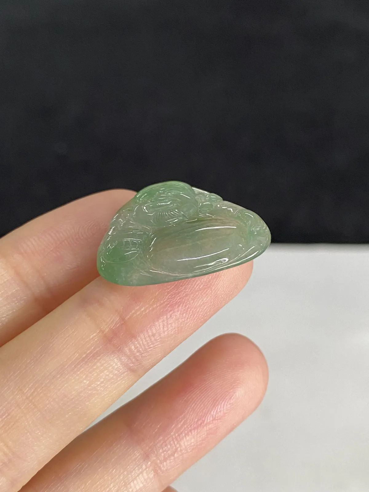 翡翠浅绿色吊坠