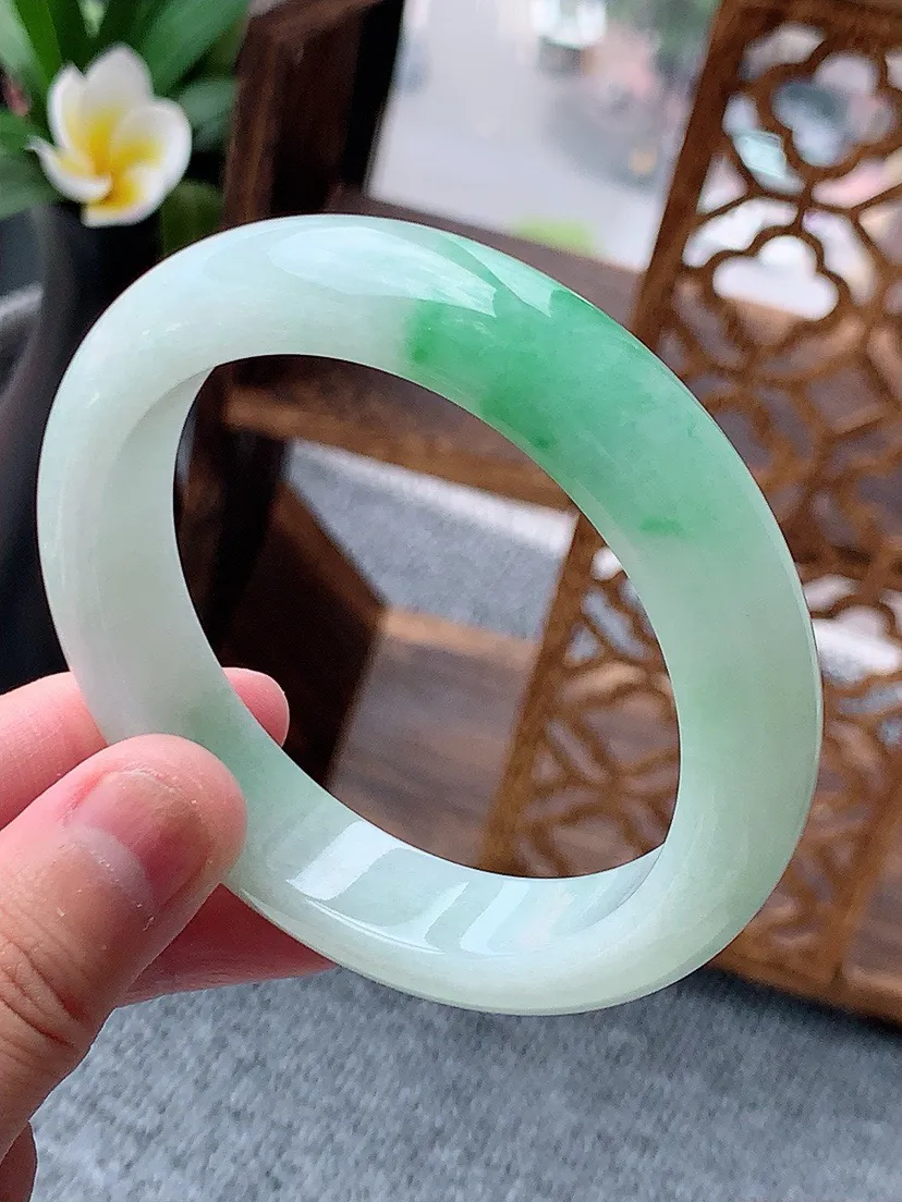a货翡翠老坑飘绿正装正圈手镯57-58圈口  尺寸57×12.7×8.6mm 重量66.03g 0622