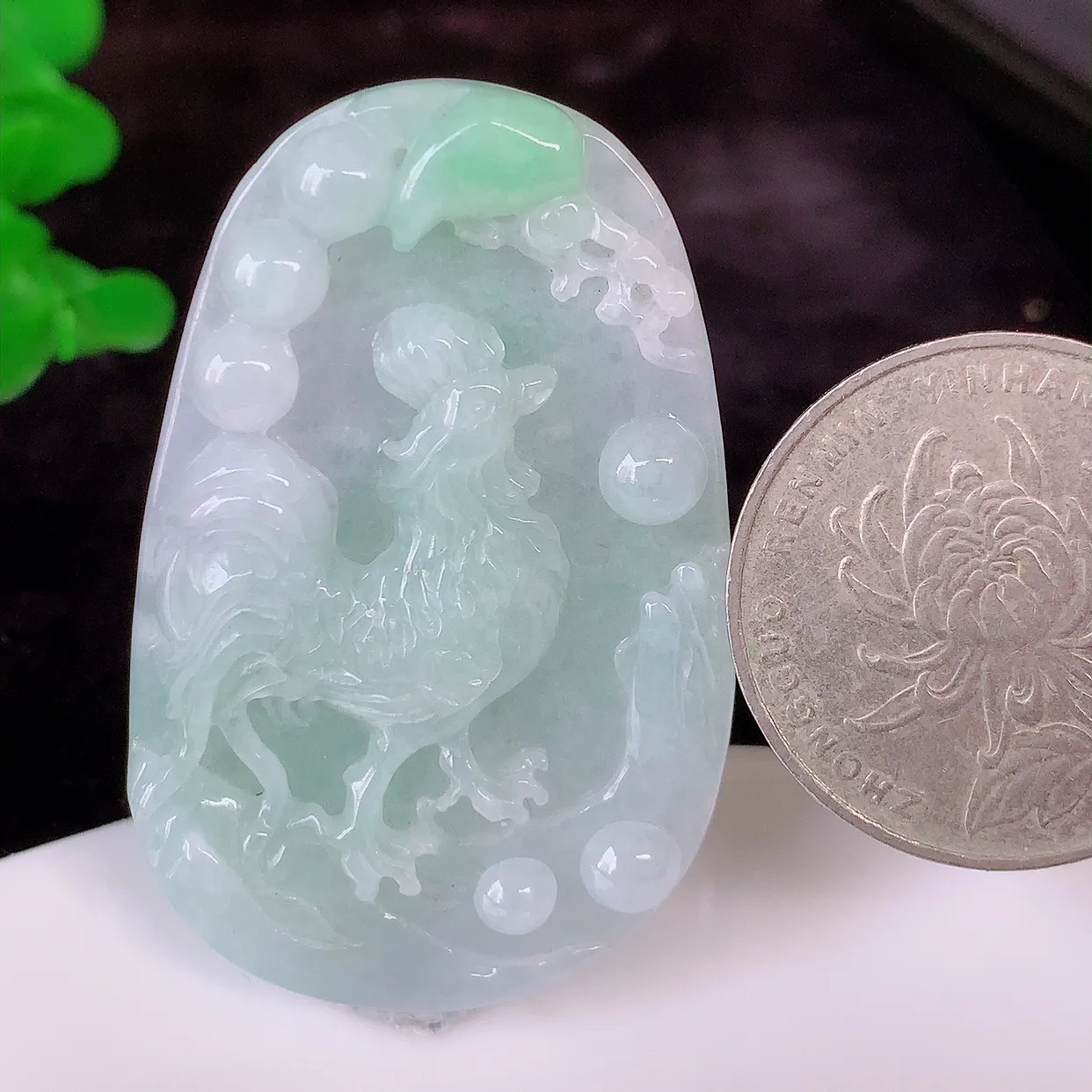 自然光实拍，冰润飘绿生肖鸡翡翠吊坠，种老水足，雕工精湛 ，寓意美好，佩戴时尚出众！#57.5