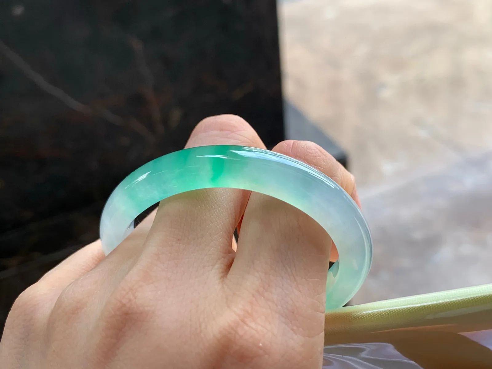 冰种阳绿贵妃镯
种老53/8.2/7.3mm