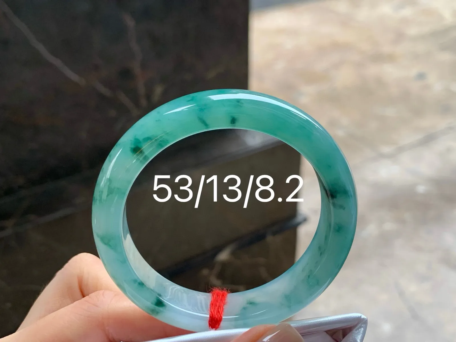 冰飘花手镯
底色漂亮 53/13/8.2mm