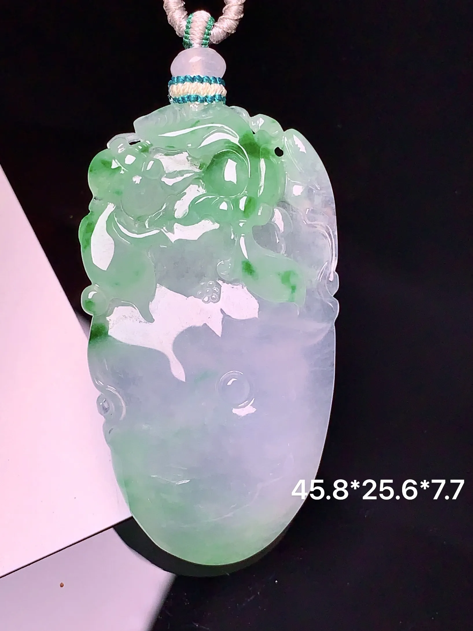 飘绿荷花吊坠 玉质细腻 色泽艳丽 整体尺寸45.8*25.6*7.7