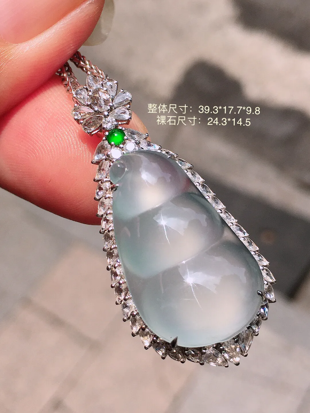 冰种福豆吊坠，玉质细腻，荧光感超
强，饱满圆润，气质满满。18k
金豪华镶嵌