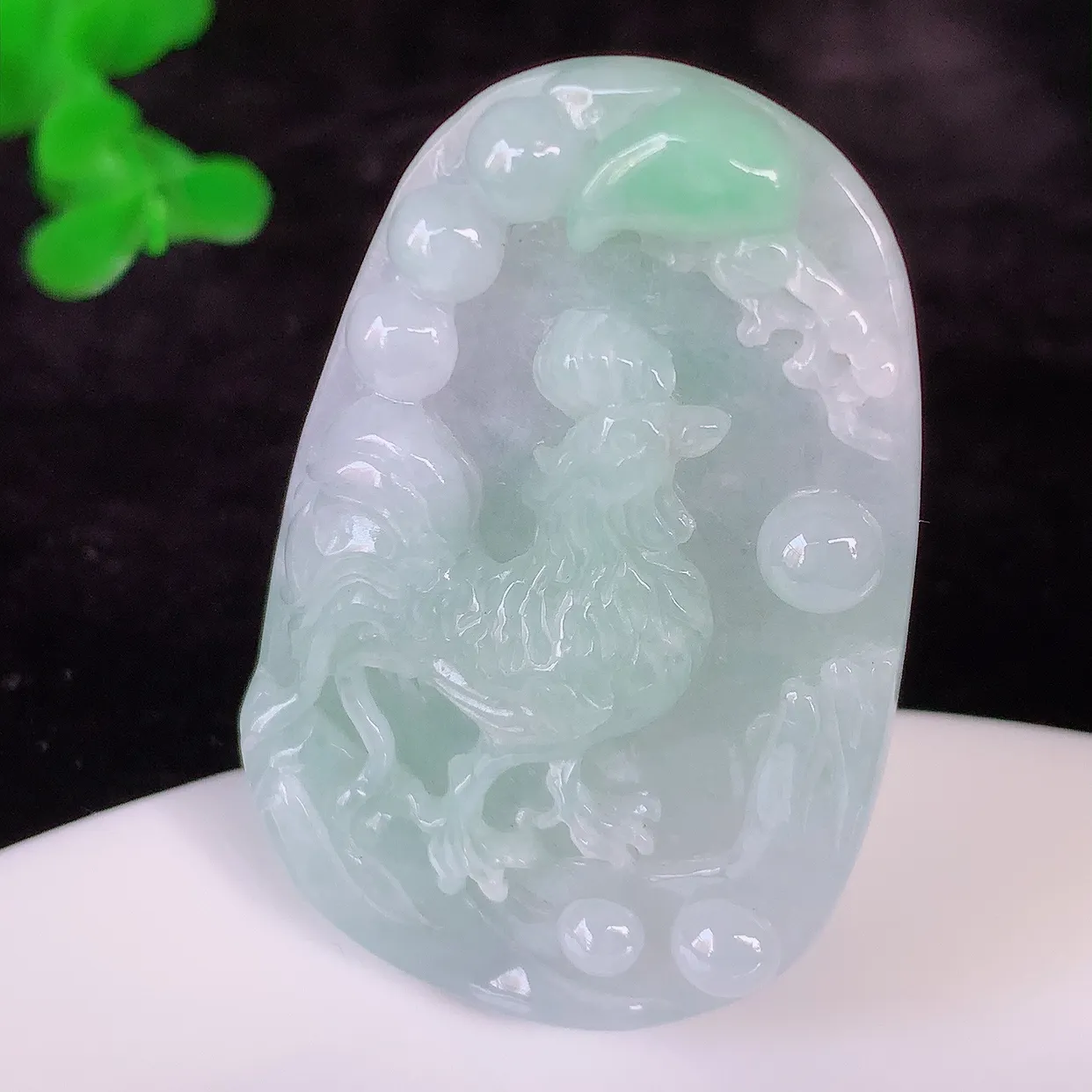 自然光实拍，冰润飘绿生肖鸡翡翠吊坠，种老水足，雕工精湛 ，寓意美好，佩戴时尚出众！#57.5