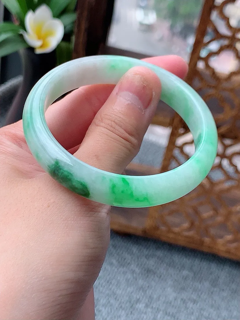 a货翡翠老坑飘绿正装正圈手镯51-52小圈口  尺寸51.8×11×6.4mm 重量36.82g 0622