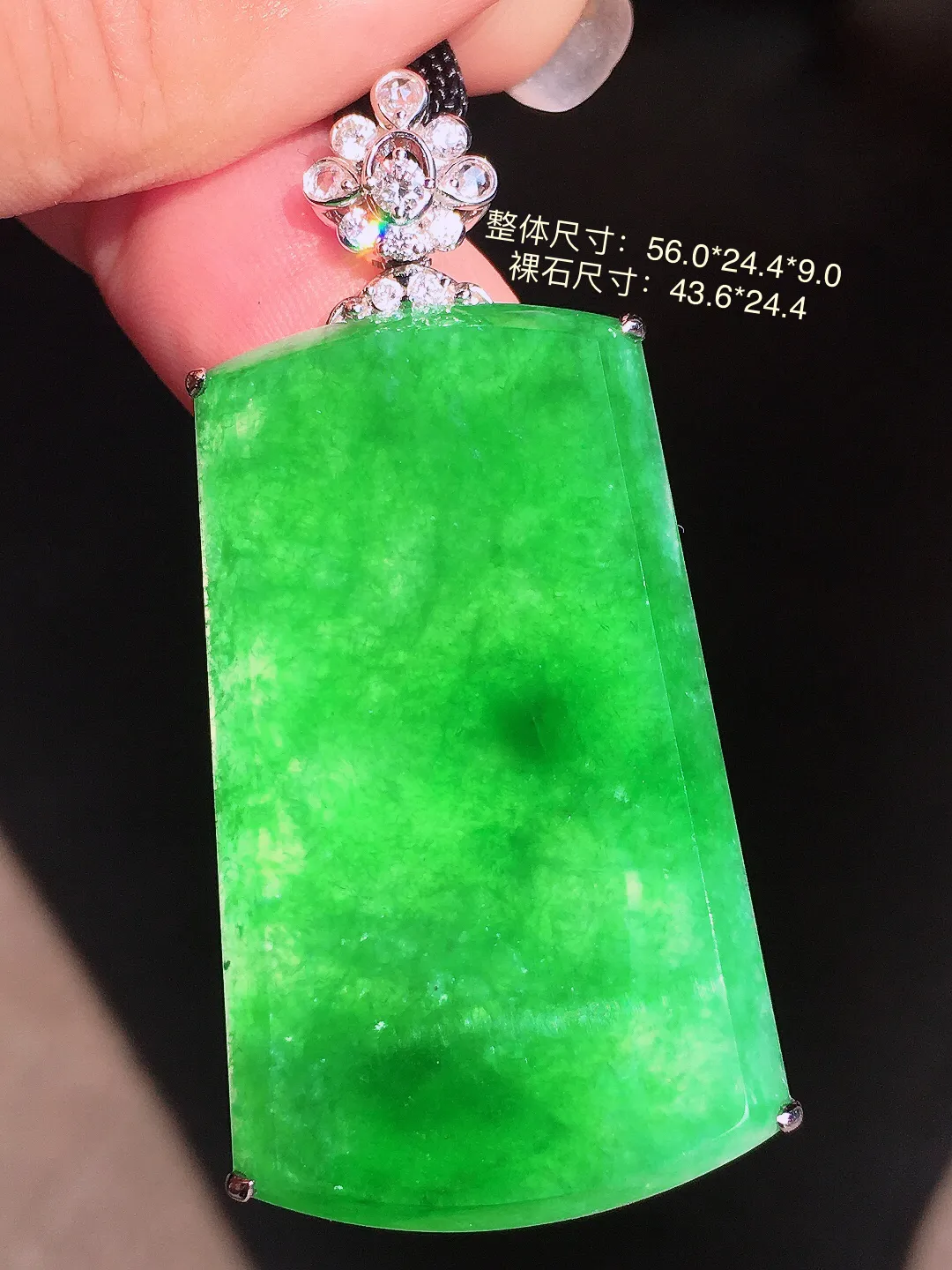 阳绿无事牌吊坠，色泽均匀艳丽，玉质细腻，荧光感超
强，饱满圆润，气质满满。18k
金豪华镶嵌