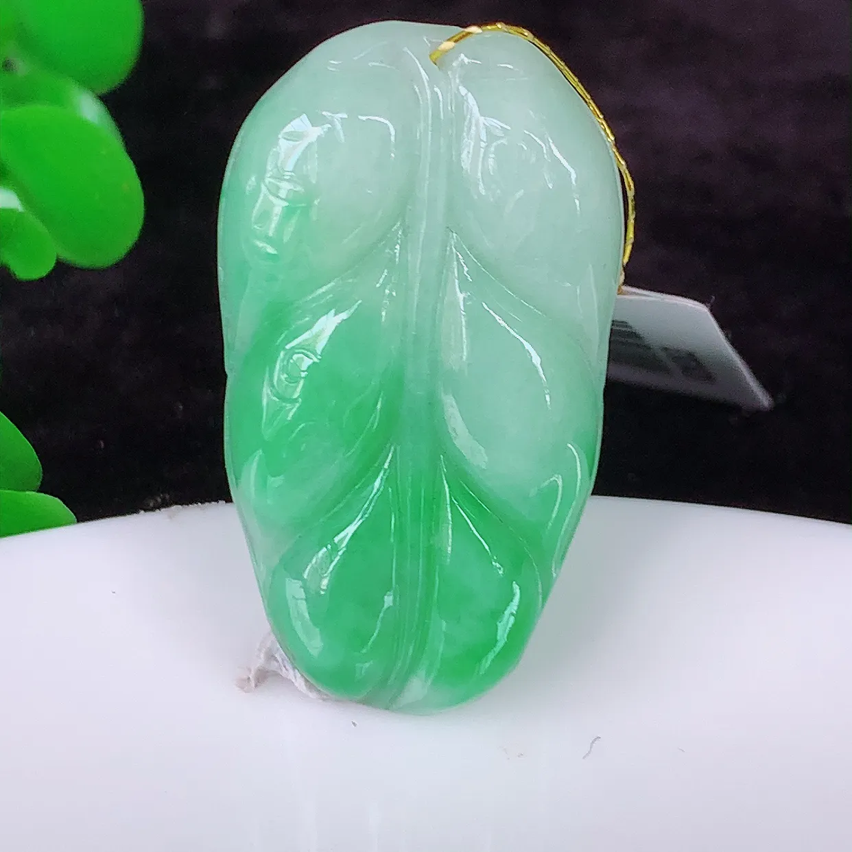 自然光实拍，冰胶飘绿叶子翡翠吊坠 ，种水足，色泽清新，工艺精湛，叶子寓意美好；金枝玉叶，事业有成。#35.5