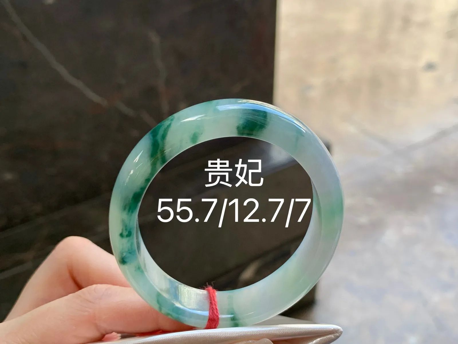 飘花贵妃镯
水润清爽 55.7/12.7/7mm