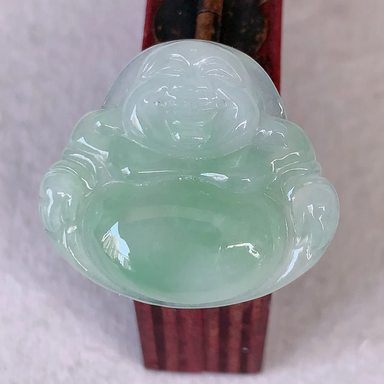 自然光实拍，冰润飘绿佛公吊坠，翡翠开心笑佛，种老水足，颜色漂亮，立体饱满圆润，佩戴效果赞#57.5