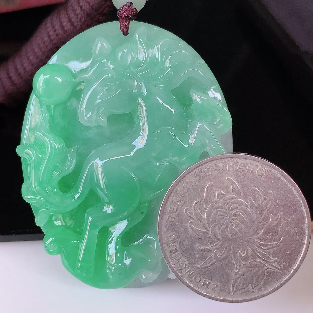 自然光实拍，冰润满绿翡翠生肖马上有钱吊坠，种老水足，雕工精湛 ，寓意美好，佩戴时尚出众！#46.5