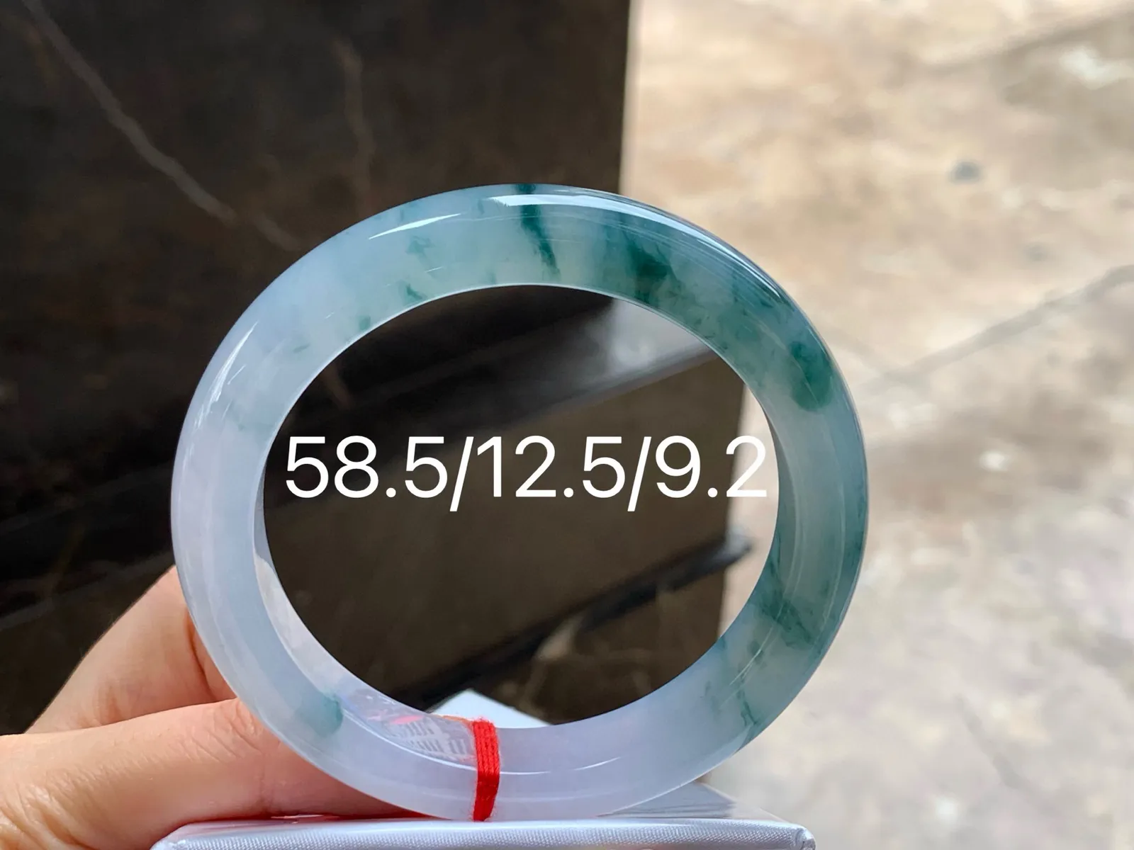 冰飘花手镯
水润58.5/12.5/9.2mm