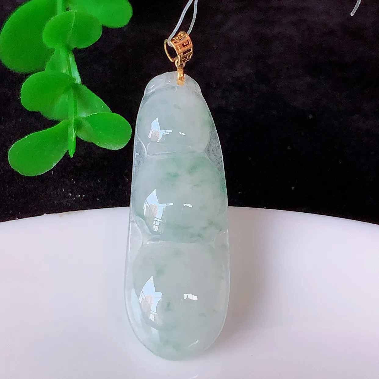 18K金镶嵌冰胶飘花四季豆吊坠，平安豆福豆翡翠玉坠，冰润通透，豆粒饱满，寓意：豆蔻年华！#49.5