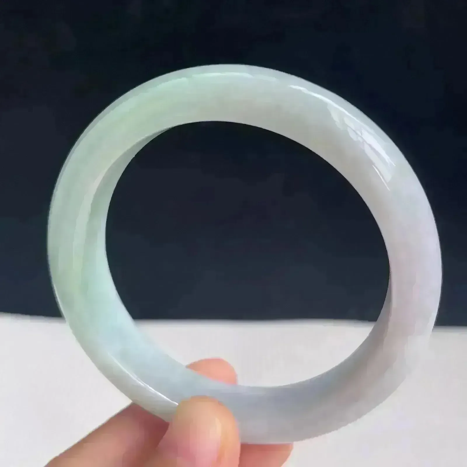 自然光拍摄54mm天然翡翠浅绿正圈手镯 52.32克