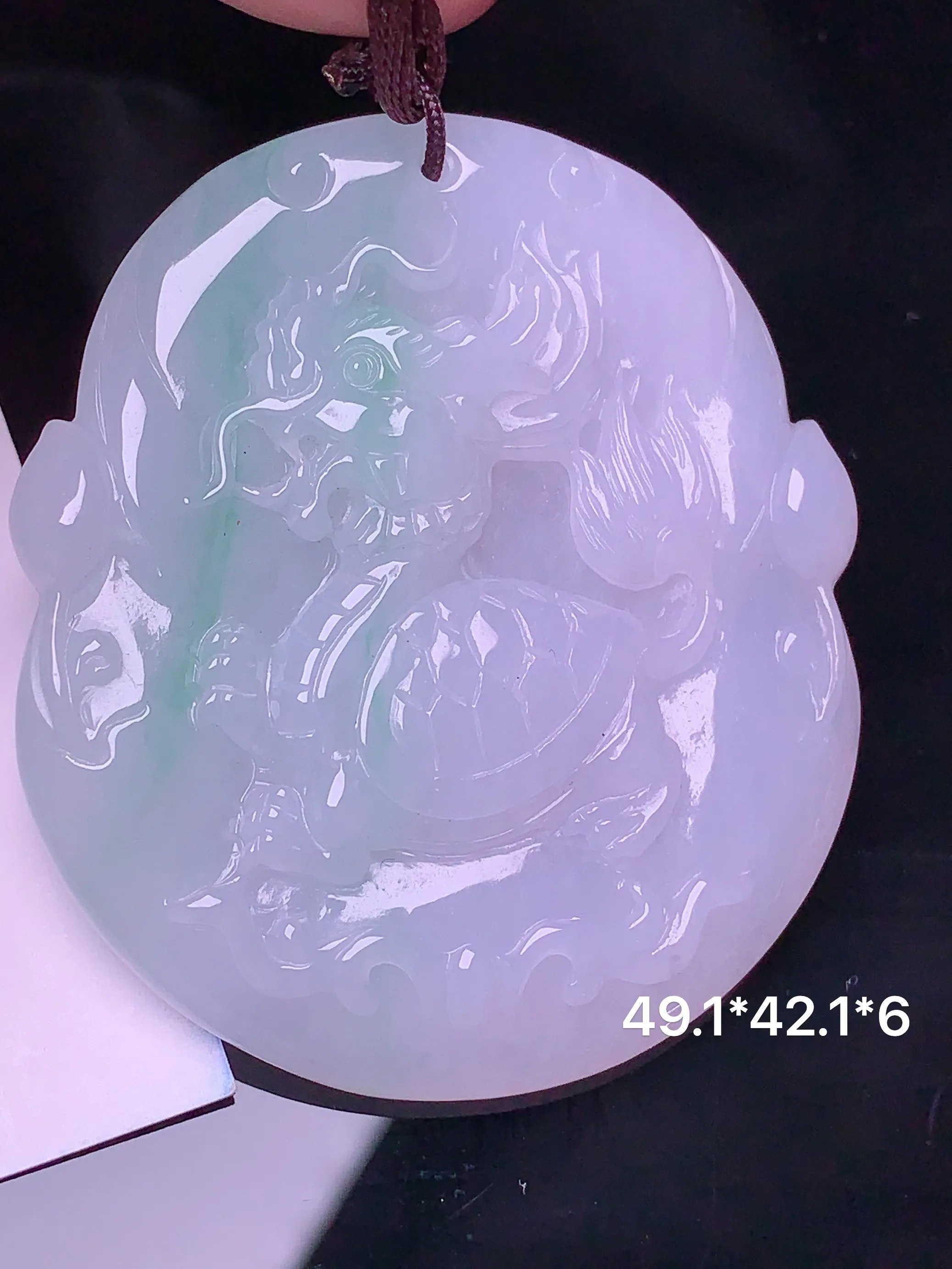 飘绿龙牌吊坠 玉质细腻 色泽艳丽 整体尺寸49.1*42.1*6