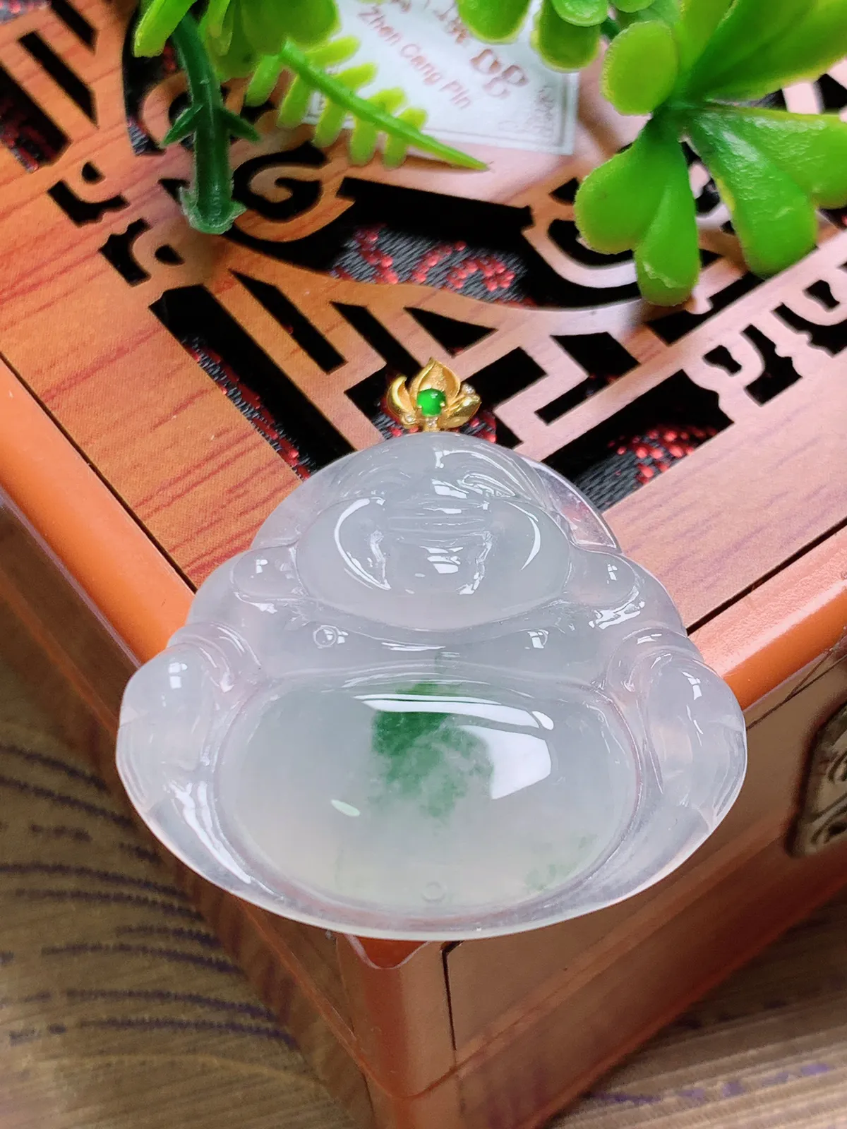 精品推荐，缅甸天然A货翡翠，18K金扣镶嵌冰种飘花佛公吊坠，种水好，颜色鲜艳，玉质水润细腻，工艺精湛，佩戴效果更佳。